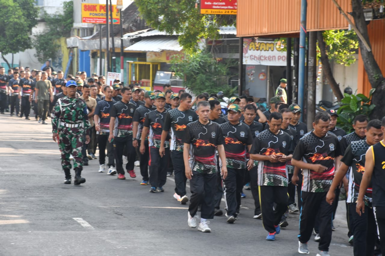 Ajak Bugar Anggota, Dandim Ponorogo Pimpin Olahraga Jalan Santai