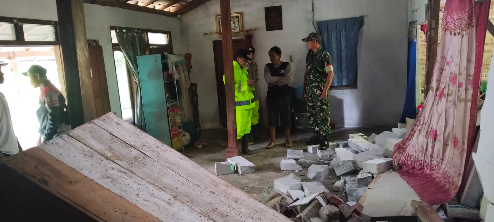 Tembok Rumah Warga Ambrol Terkena Tanah Longsor, Anggota Kodim Ponorogo Langsung Beraksi
