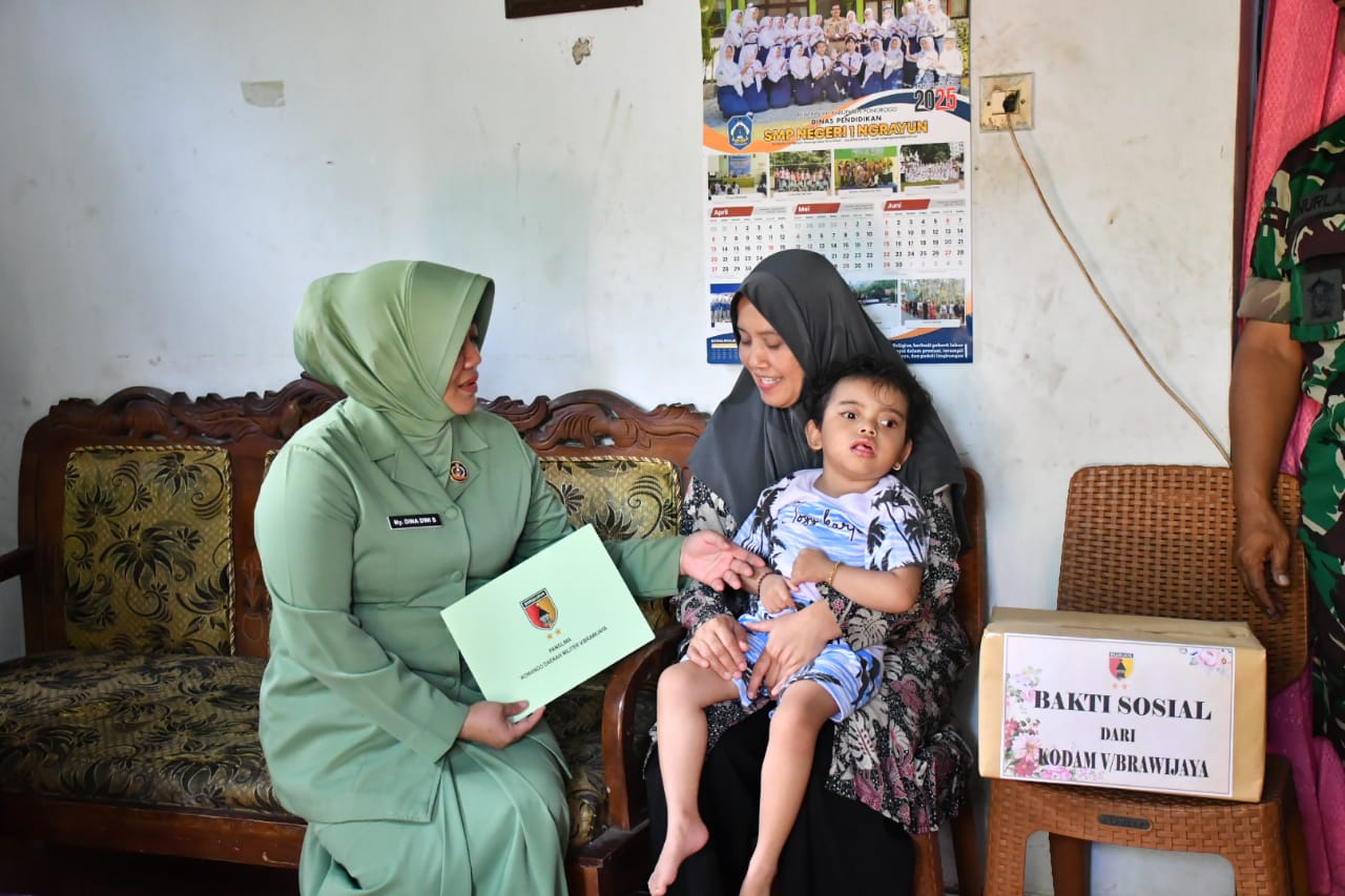 Anak Anak Prajurit Kodim Ponorogo Yang Berkebutuhan Khusus Terima Bingkisan dari Ketua Persit KCK PD V/BRW