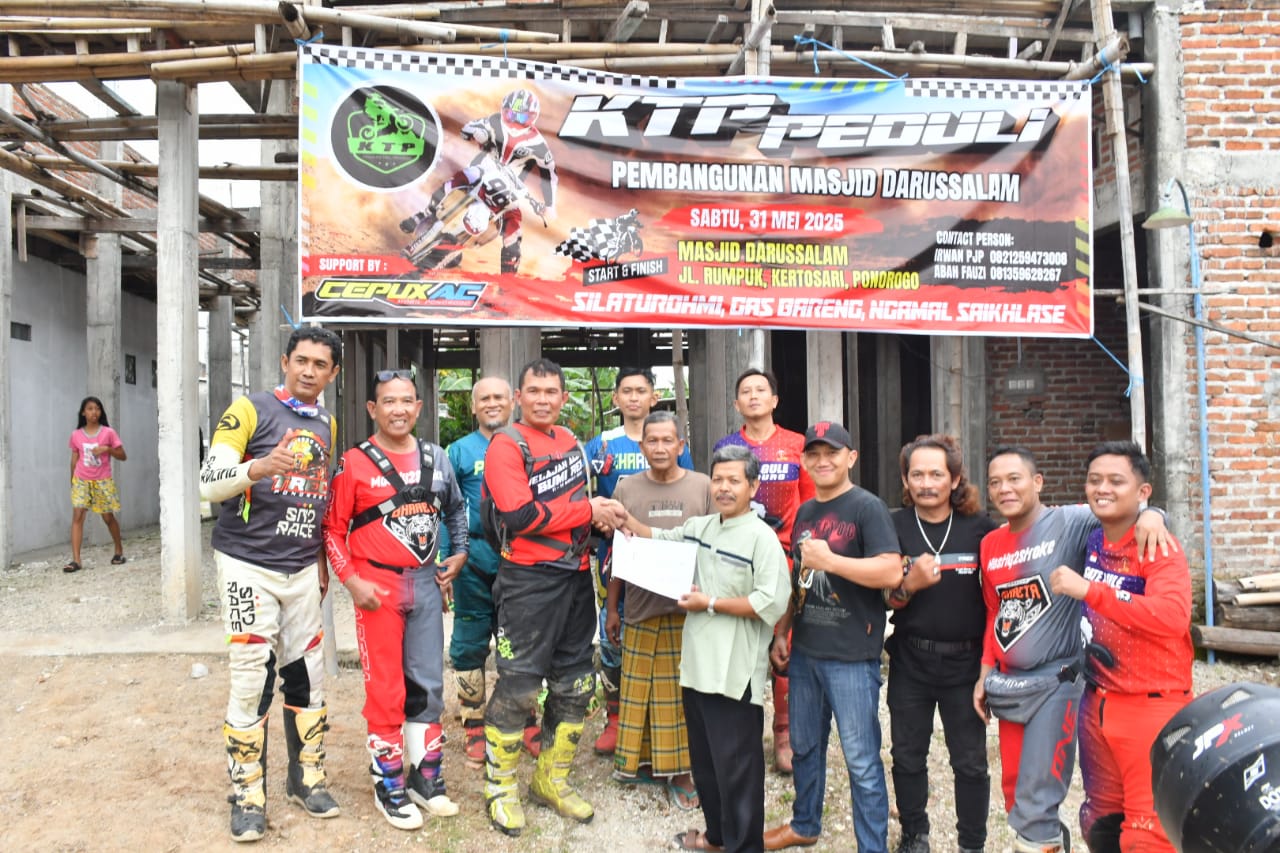Trabas Komunitas Trail Peduli, Dandim Ponorogo Serahkan Bantuan ke Masjid Darussalam