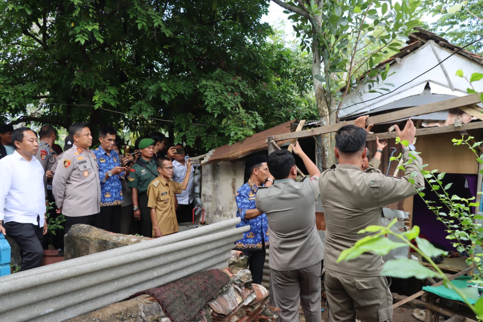 Gotong Royong Polisi dan TNI bersama Warga Bersihkan Sisa Meterial Banjir di Tuban