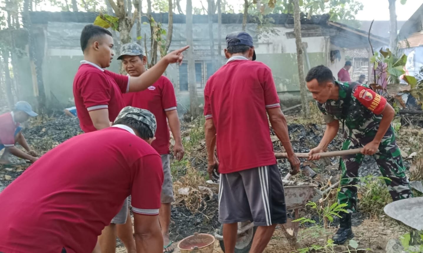 Babinsa Kodim Ponorogo Kerja Bati Bersih Bersih Lingkungan Bersama Warga