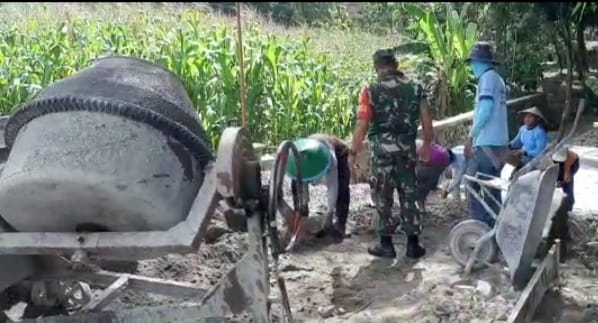 Babinsa Kodim Ponorogo Kerja Bakti Rabat Jalan Bersama Warga