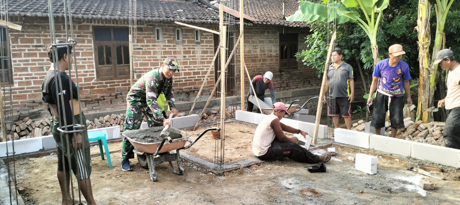 Babinsa Ponorogo Bantu Warga Bangun Rumah