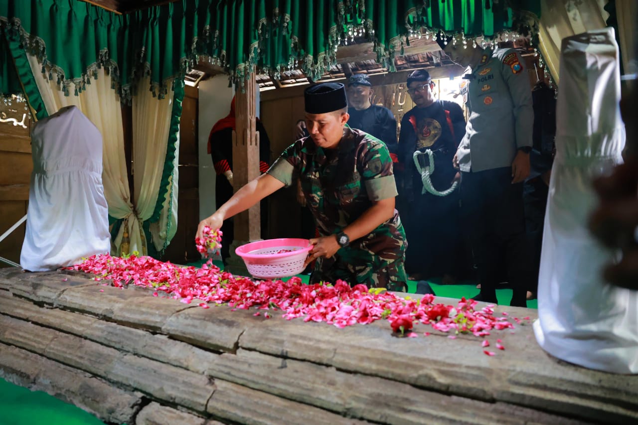 Dandim Ponorogo Ikuti Ziarah Makam Rangkaian Grebeg Suro