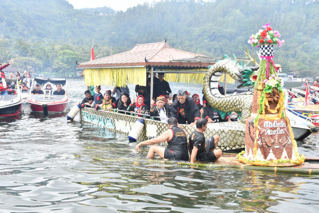 Grebeg Suro, Dandim Ponorogo Hadiri Acara Larung dan Risalah Doa di Telaga Ngebel
