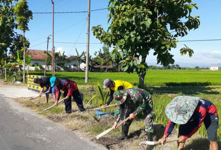 Babinsa Kodim Ponorogo Kerja Bakti Bersihkan Lingkungan Bersama Warga
