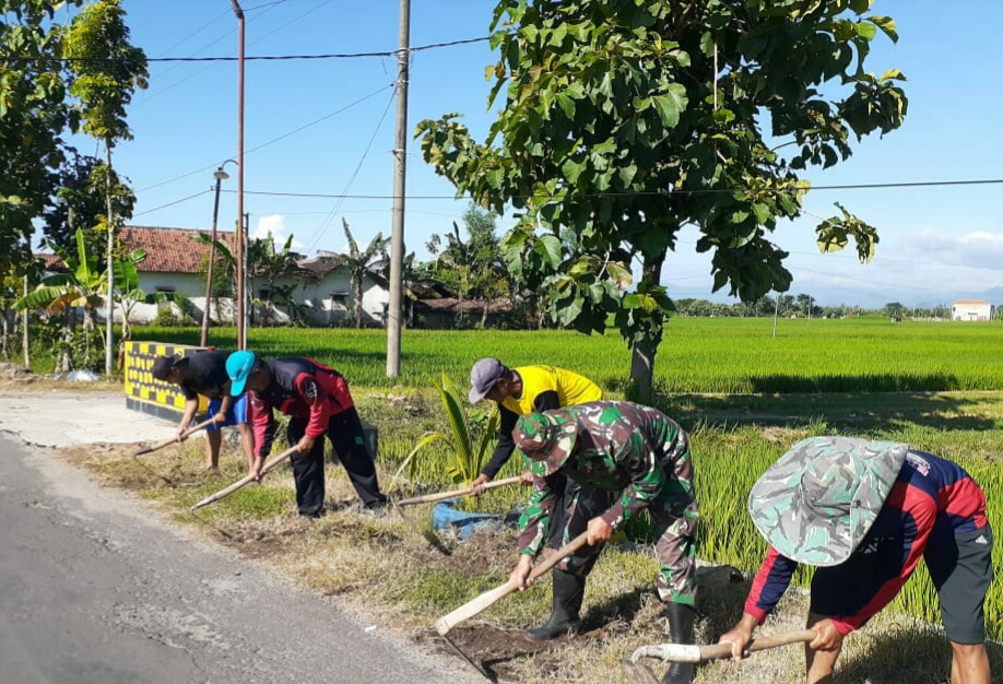 Babinsa Kodim Ponorogo Kerja Bakti Bersihkan Lingkungan Bersama Warga