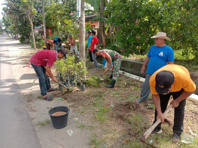 Anggota Kodim Ponorogo Kerja Bakti Bersihkan Lingkungan Bersama Warga