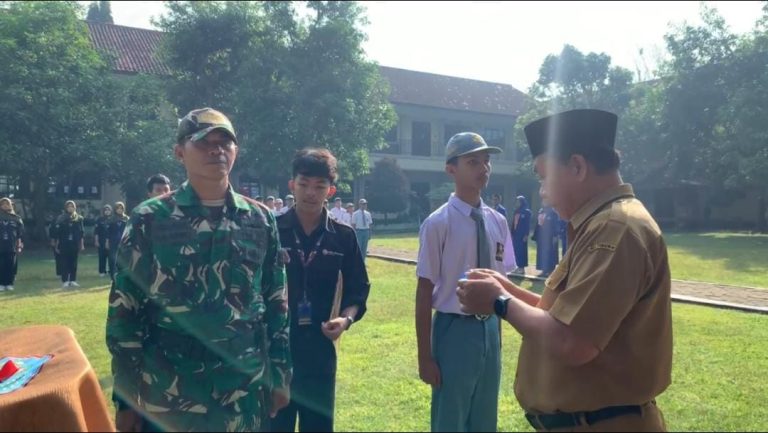 Anggota Kodim Ponorogo Berikan Pembinaan Karakter dan Kedisiplinan Kepada Siswa