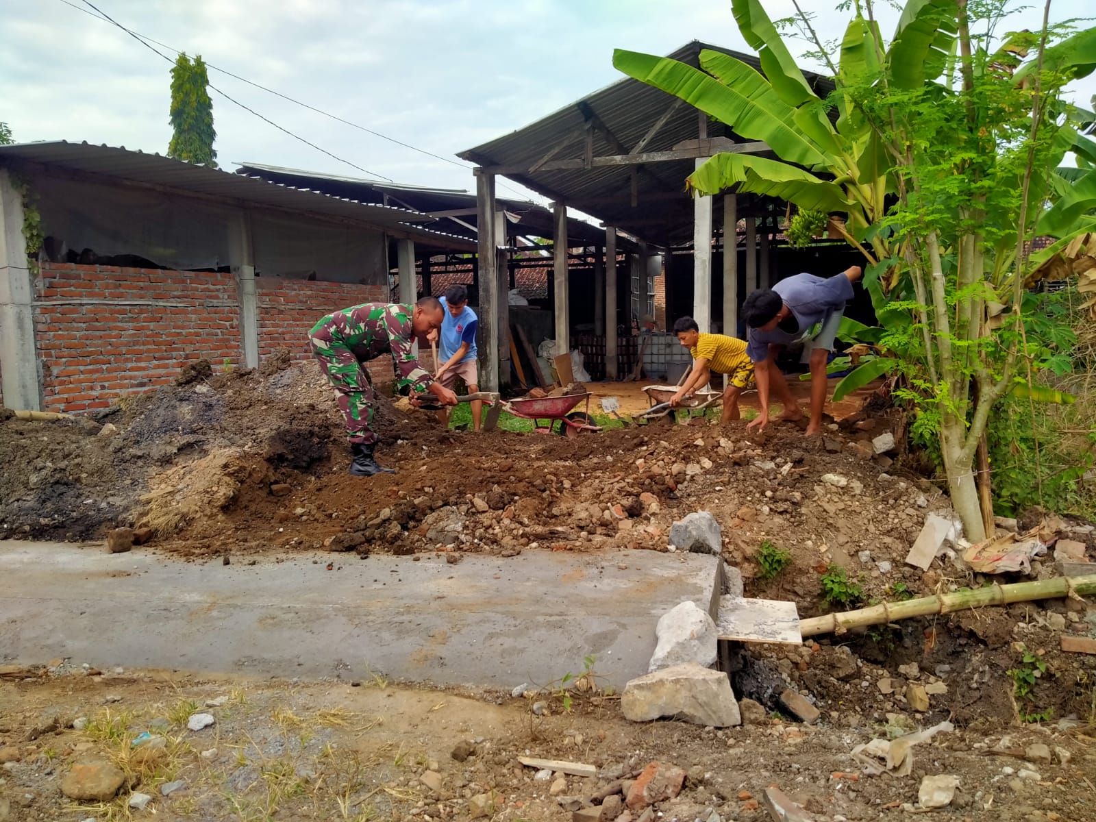 Babinsa Kodim Ponorogo Gotong Royong Perbaiki Gorong Gorong Bersama Warga