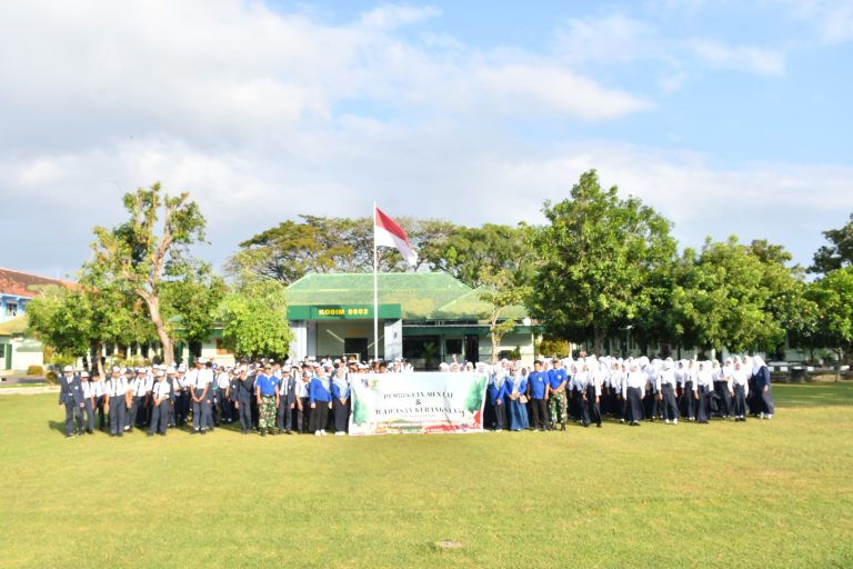 MPLS Siswa Baru, Anggota Kodim Ponorogo Latih Baris Berbaris