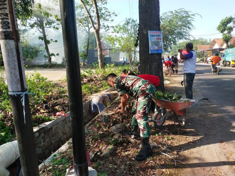 Babinsa Kodim Ponorogo Bersih Bersih Lingkungan Bersama Warga