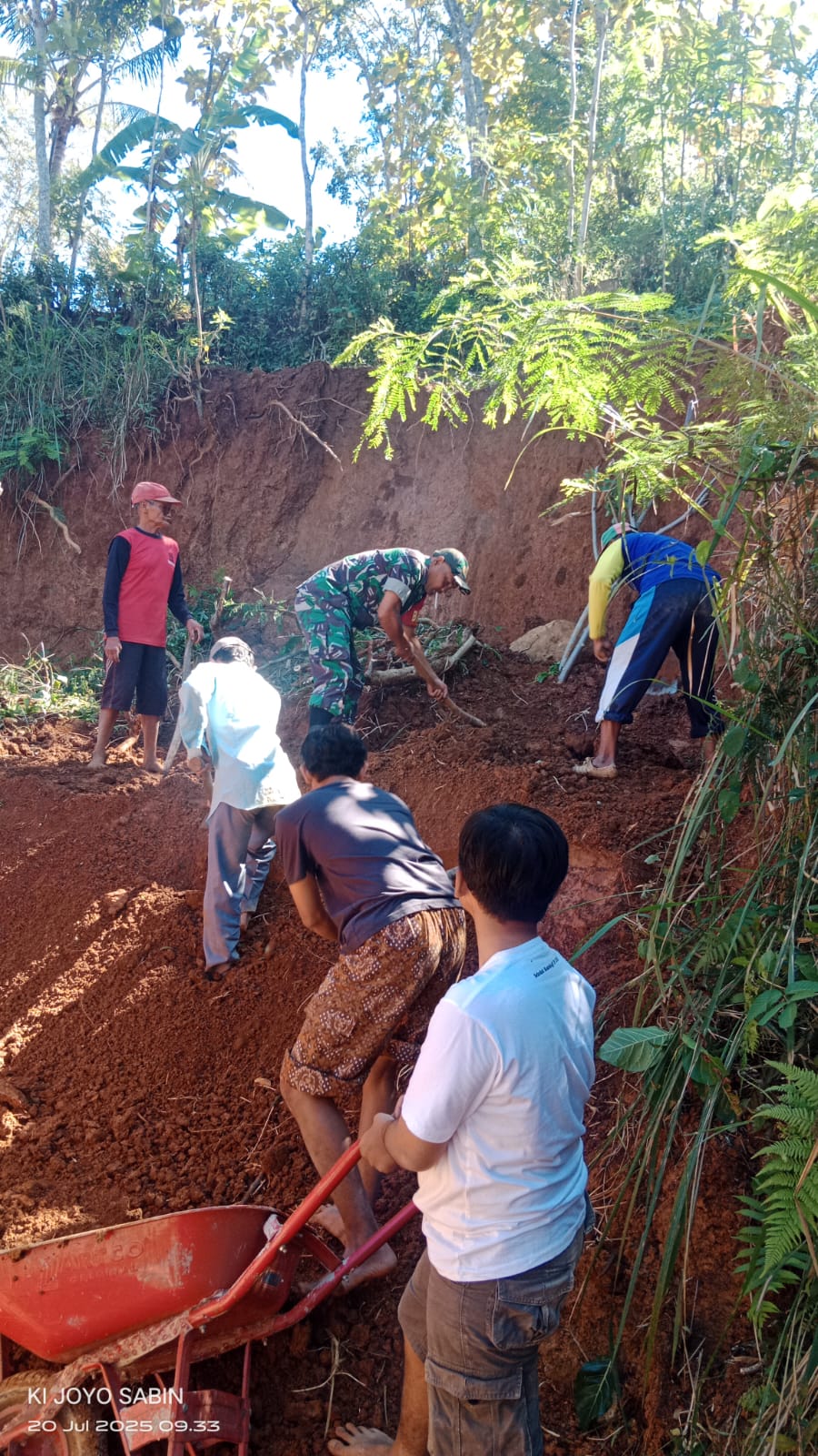 Dinding Rumah Warga Jebol Tertimpa Longsoran Tanah, Babinsa Sigap Bantu Atasi