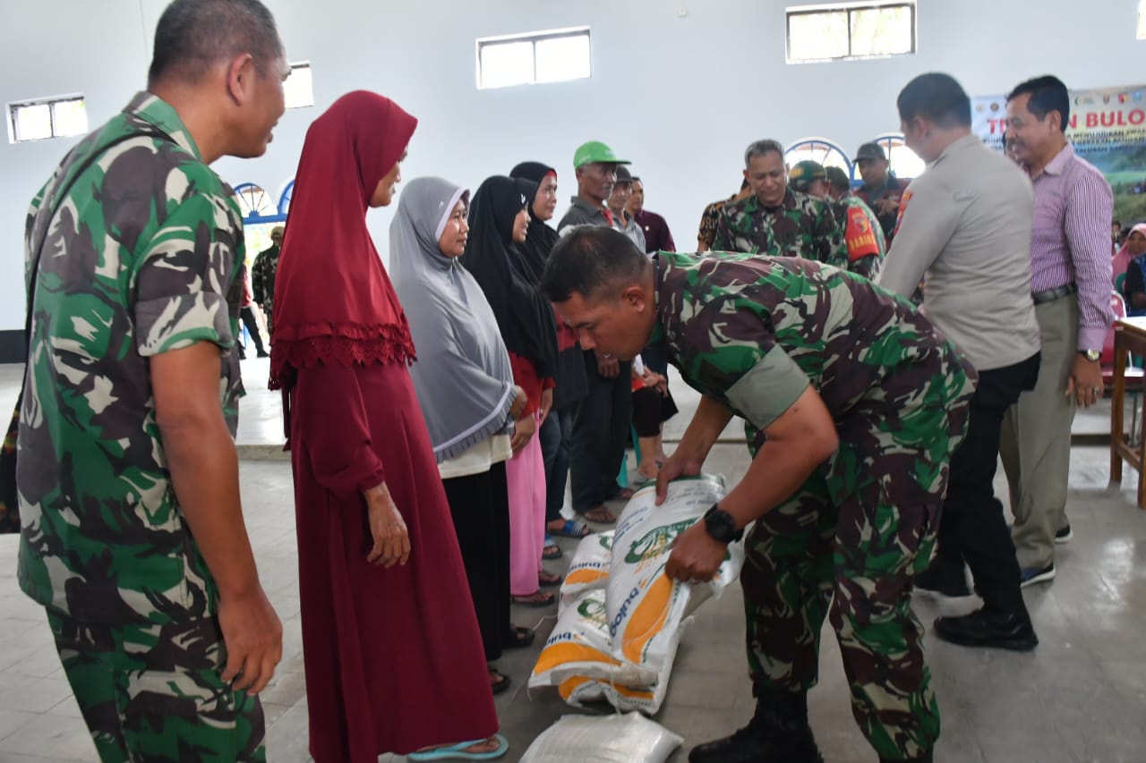 Dandim Ponorogo Bersama Perum Bulog Salurkan Bantuan Pangan Beras serta SPHP