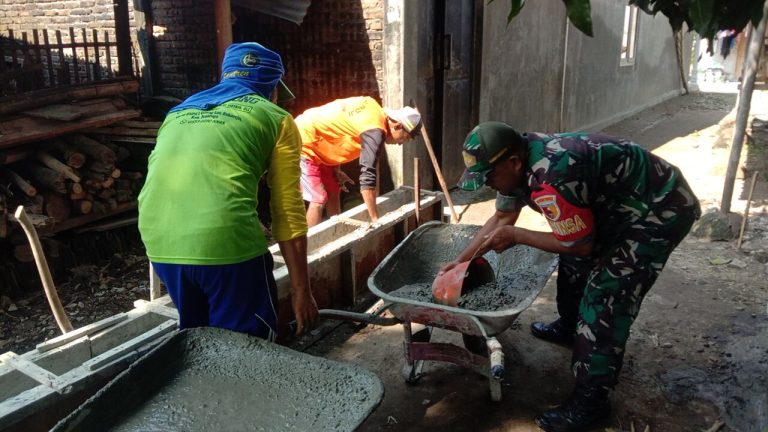 Babinsa Kodim Ponorogo Bantu Warga Bangun  Rumah