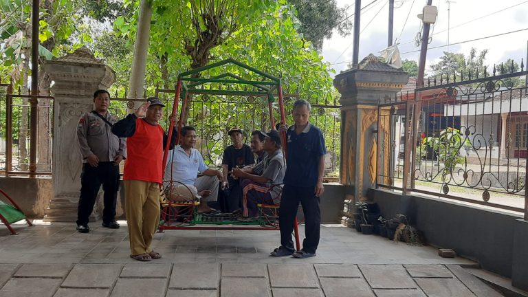 Polsek Slahung Bhabinkamtibmas Sambang Warga Desa Gombang, Sampaikan Himbauan Kamtibmas