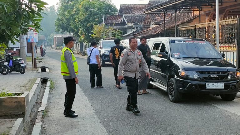 Polsek Siman Laksanakan Pengawalan Pemberangkatan Siswa IKSPI Ranting Siman Menuju UKT di Padepokan Cabang Ponorogo
