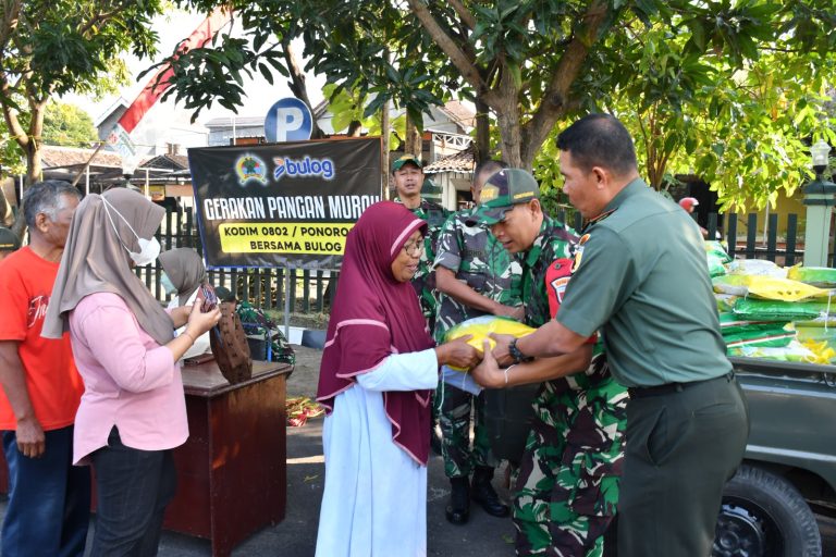 GPM Kodim Ponorogo Jual Beras Rp 11.500,00/Kilogram. Masyarakat : Sangat Murah dan Membantu Sekali