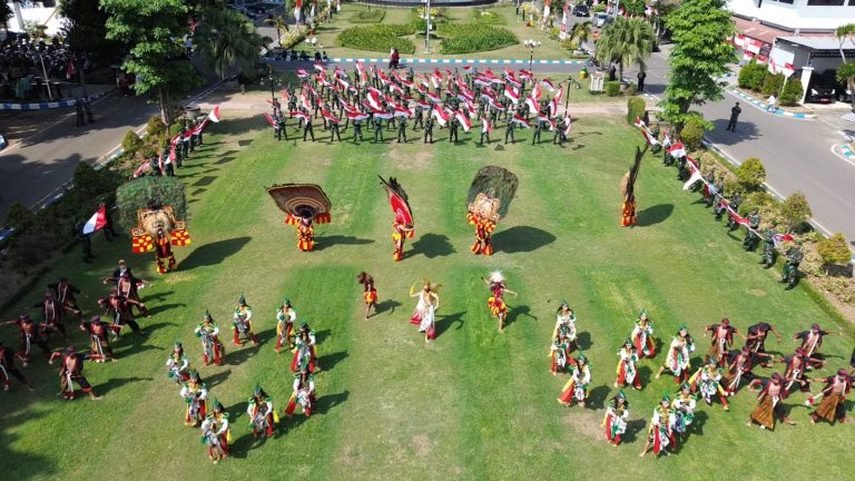 Semarak HUT ke 80 Kemerdekaan RI, Kodim Ponorogo Kibarkan Bendera Merah Putih Secara Massal Diiringi Tarian Reog