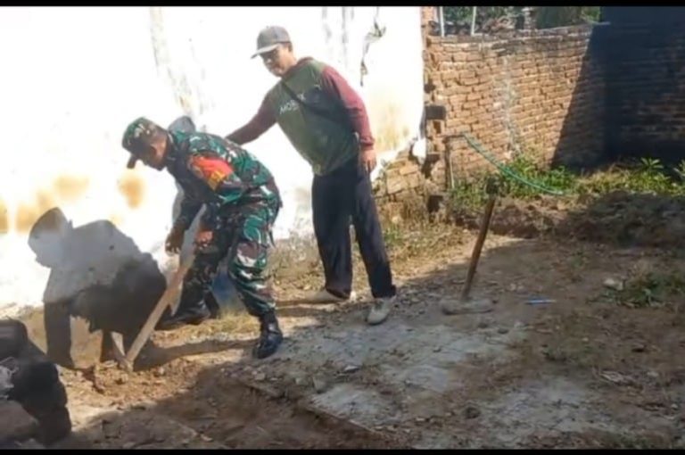 Warga Buat Rumah, Babinsa Kodim Ponorogo Bantu Gali Pondasi