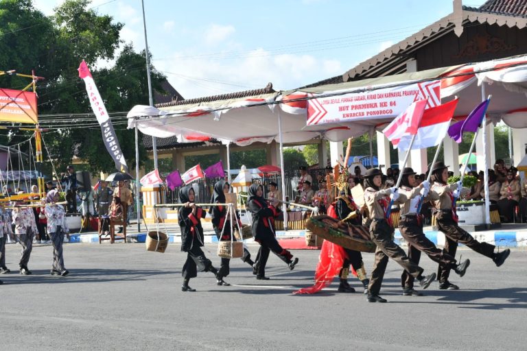 Dandim Ponorogo Hadiri Upacara Pemberangkatan Kirab dan Lomba Defile HUT Pramuka ke 64 Kwarcab Ponorogo