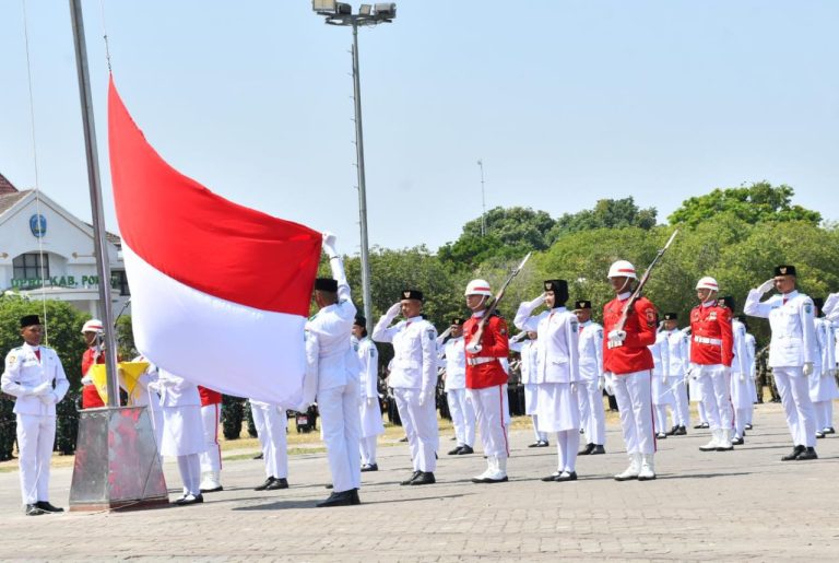 Dandim Ponorogo Ikuti Upacara Pengibaran Bendera Detik – Detik Proklamasi Peringatan ke 80 Kemerdekaan RI Tahun 2025