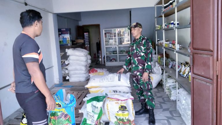 Babinsa Kodim Ponorogo Pantau Kios Pupuk Bersubsidi untuk Petani