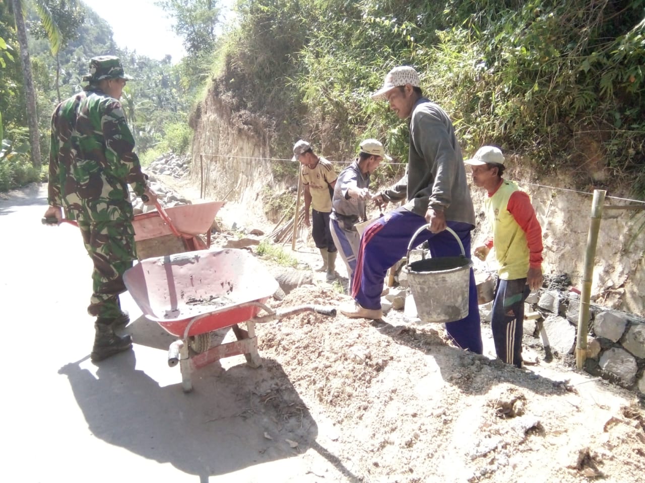 Babinsa Kodim Ponorogo Bantu Warga Bangun Talud Jalan