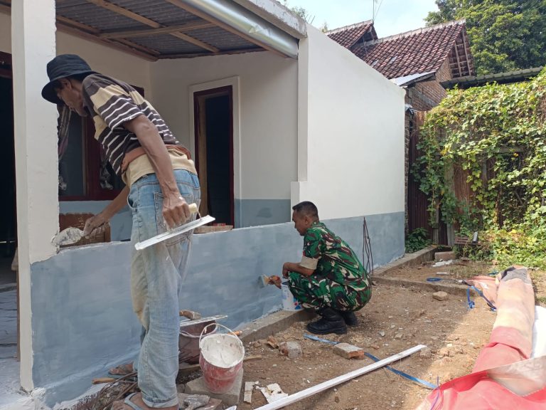 Warga Bangun Rumah, Babinsa Kodim Ponorogo Bantu Ngecat