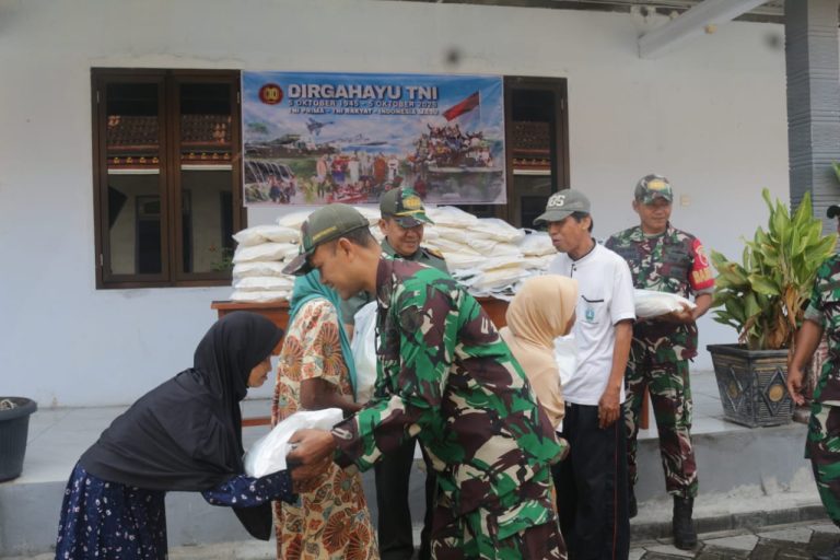 Baksos HUT ke 80 TNI, Kodim Ponorogo Bagikan Ribuan Paket Sembako Kepada Warga