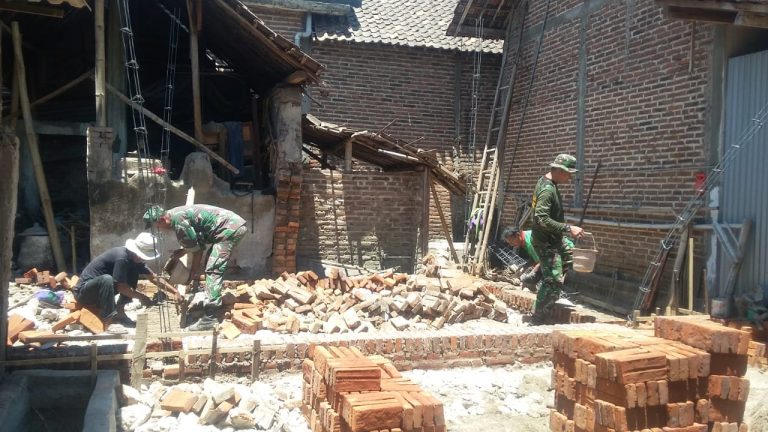 Kerja Bakti, Babinsa Kodim Ponorogo Bantu Warga Bangun Poskamling