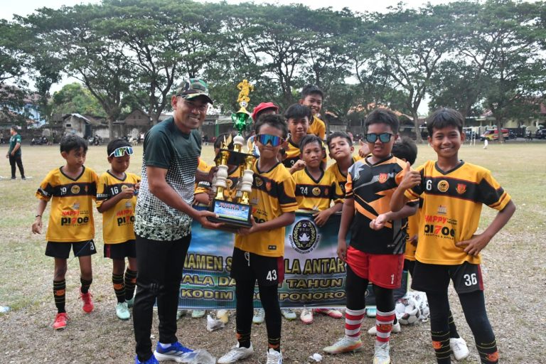 Turnamen Sepak Bola SSB U – 11 Piala Dandim Ponorogo Dalam Rangka HUT ke -80 TNI Ditutup,Dandim Apresiasi Para Pemain