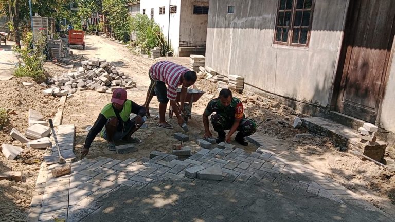 Babinsa Kodim Ponorogo Ikut Gotong Royong Pasang Paving Block Jalan