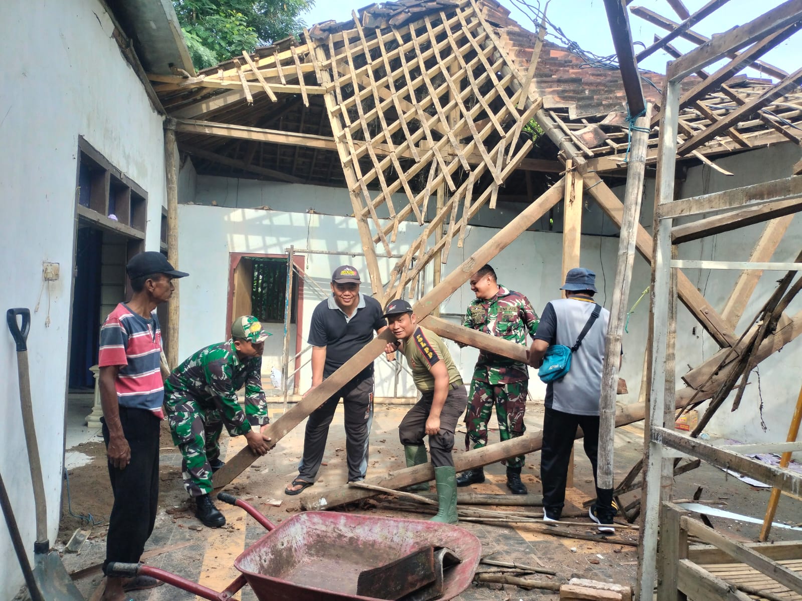 Atap Rumah Milik Warga Roboh, TNI Polri di Ponorogo Bantu Atasi
