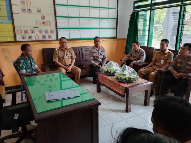 Sinergi TNI–Polri, Polsek Ngrayun Beri Ucapan Selamat HUT TNI ke-80 di Koramil Ngrayun