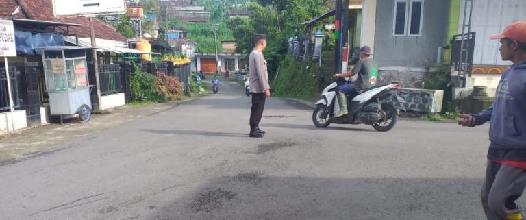 POLSEK PUDAK GELAR GIAT SAPA PAGI UNTUK CIPTAKAN KAMSELTIBCAR LANTAS DI WILAYAH PEGUNUNGAN