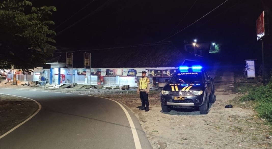 POLSEK NGEBEL GELAR PATROLI BLUE LIGHT DAN KRYD CIPTA KONDISI UNTUK JAGA SITUASI KAMTIBMAS
