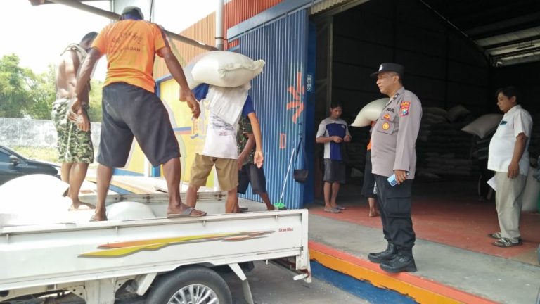 Polres Ponorogo Dukung Ketahanan Pangan, Polsek Sukorejo Dampingi Tengkulak Jual Jagung ke Bulog Kab.Ponorogo