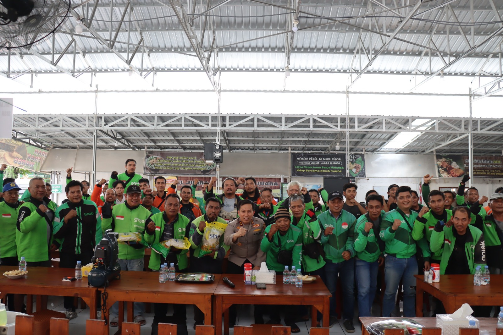 Kapolres Bojonegoro Beri Bantuan Komunitas Ojol Ajak Jaga Kamtibmas