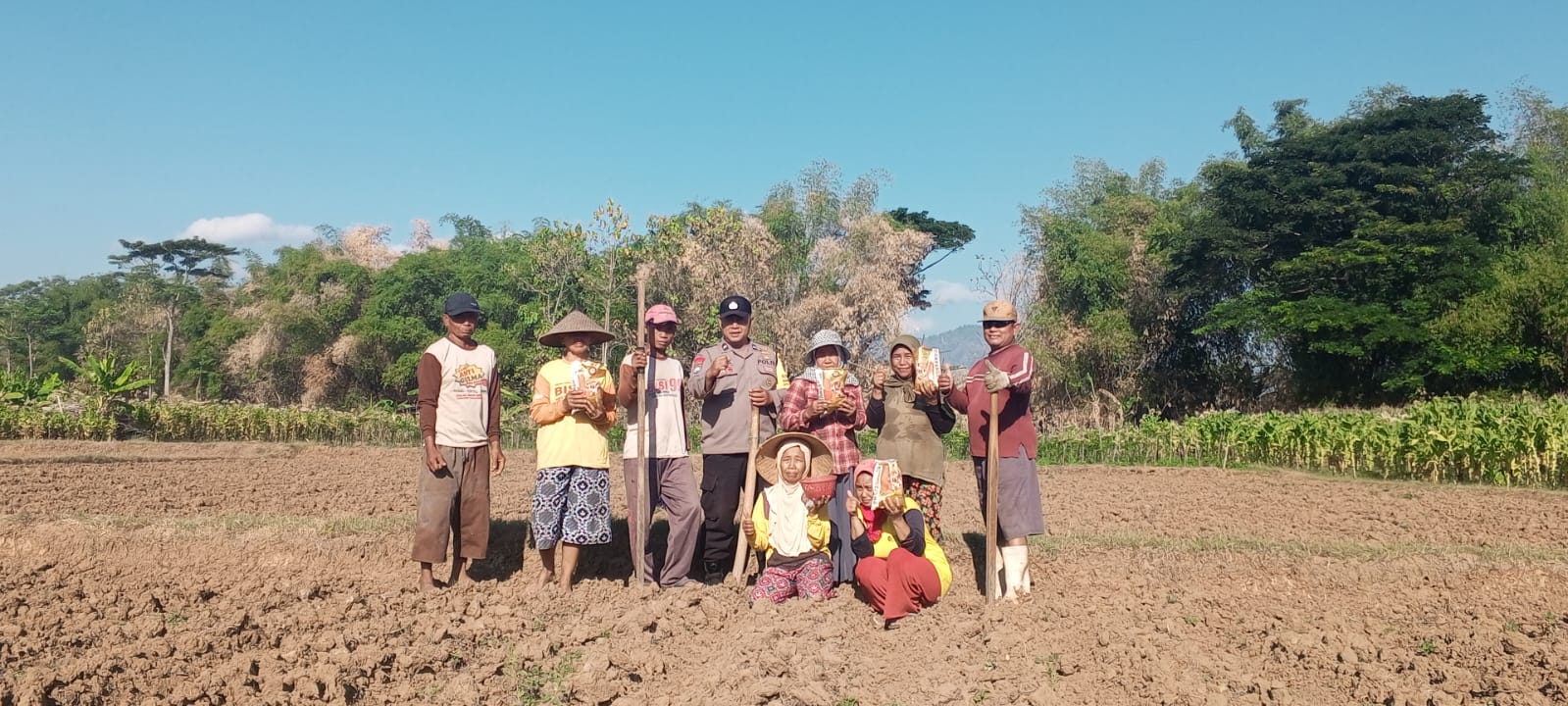 Bhabinkamtibmas Desa Gombang Polsek Slahung Membantu Penanaman Benih Jagung Bhayangkara Hibrida Dalam Rangka Memenuhi Program Bupati Ponorogo Satu Desa Satu Hektar