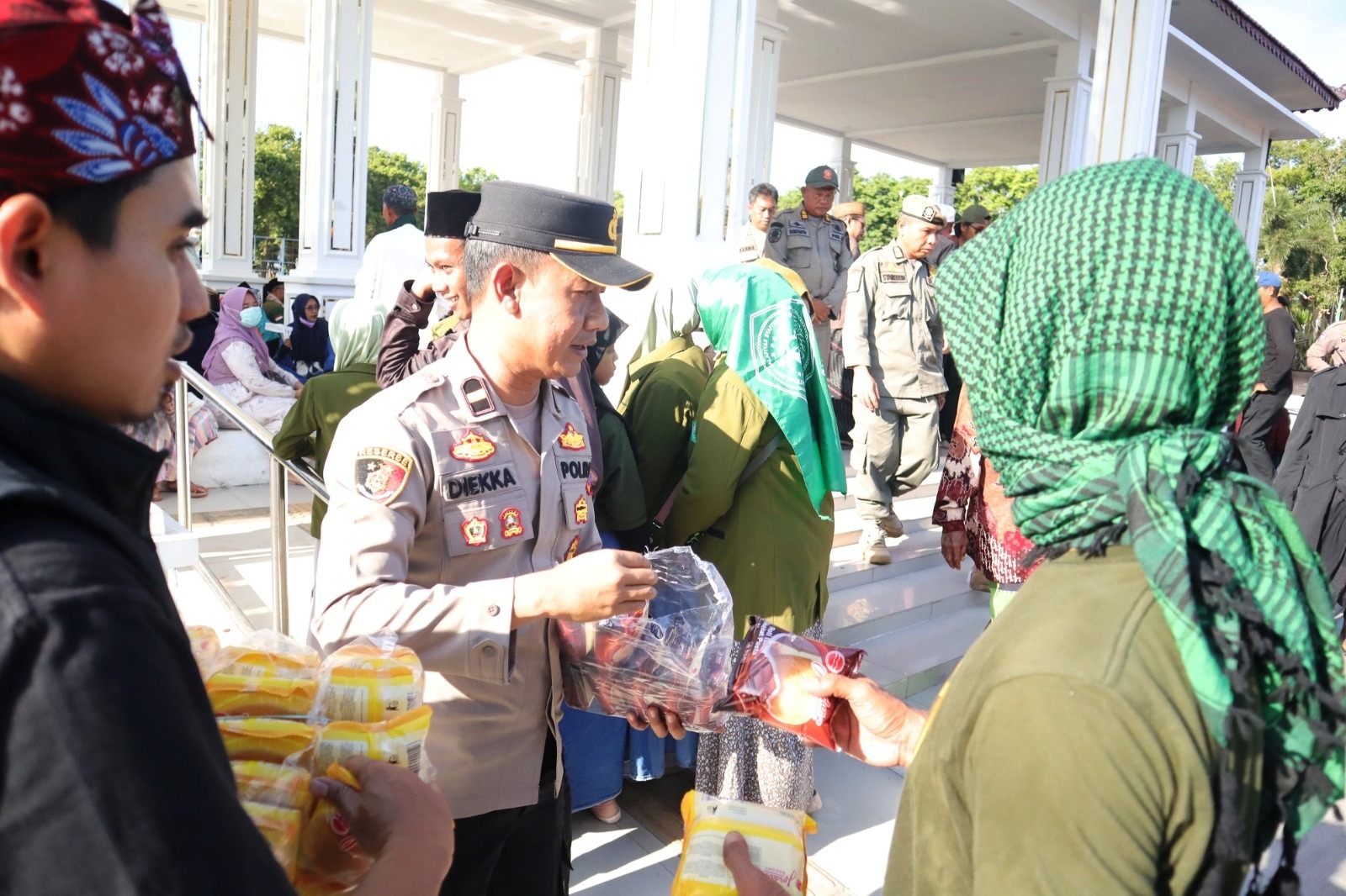 Humanis, Polisi Berbagi Roti dan Air untuk Massa Aksi Damai Alumni Ponpes di Situbondo Berlangsung Sejuk
