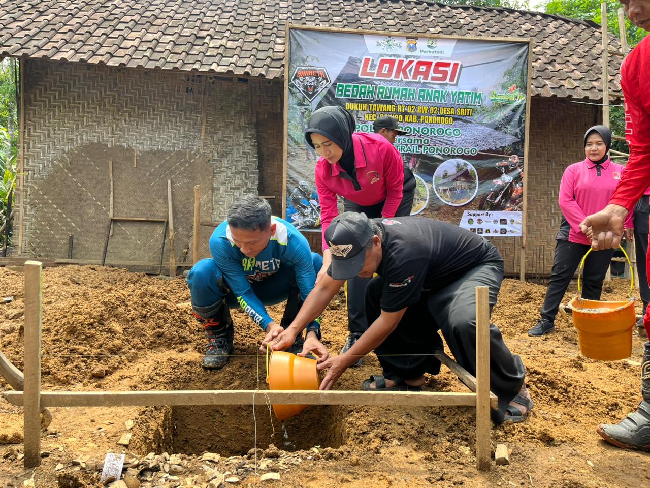 Kapolres Ponorogo beserta Komunitas Trail Gelar Baksos Bedah Rumah Anak Yatim