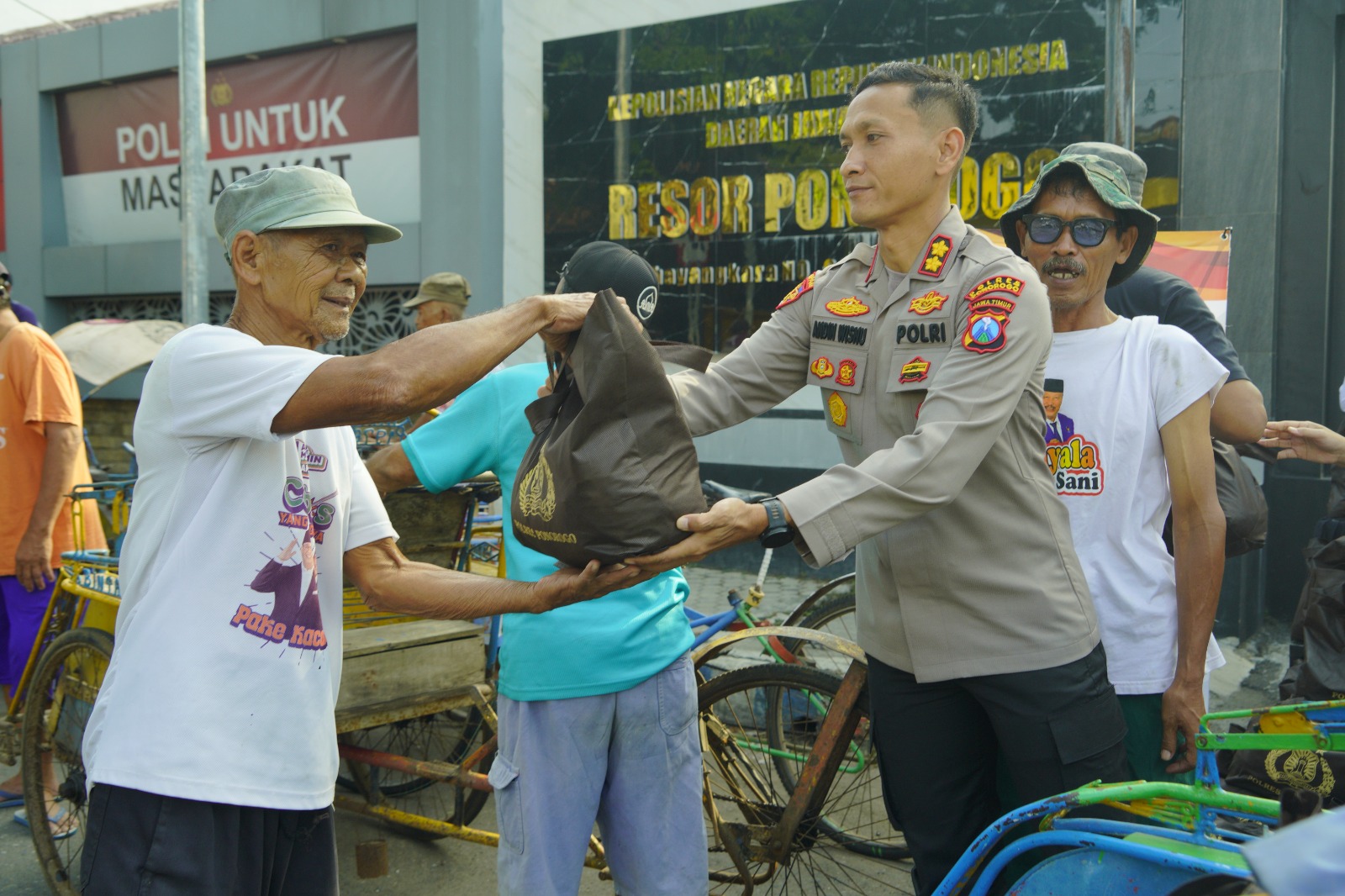 Polres Ponorogo dan Mahasiswa Gelar Bakti Sosial, 250 Paket Sembako Dibagikan Untuk Tukang Becak