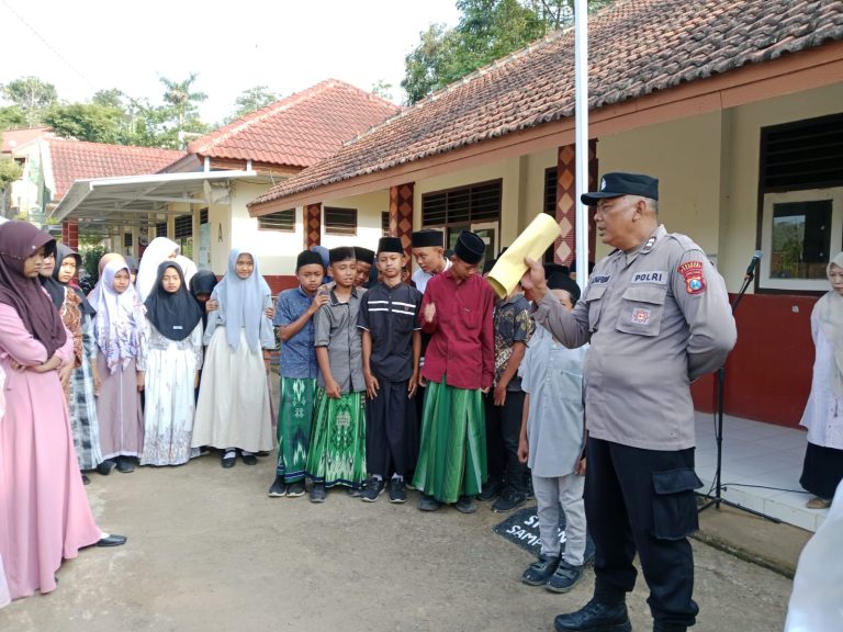 POLSEK SAMPUNG LAKSANAKAN PEMBINA UPACARA DI SMP NEGERI 3 POHIJO, AJAK SISWA BIJAK BER-MEDSOS DAN HINDARI KENAKALAN REMAJA