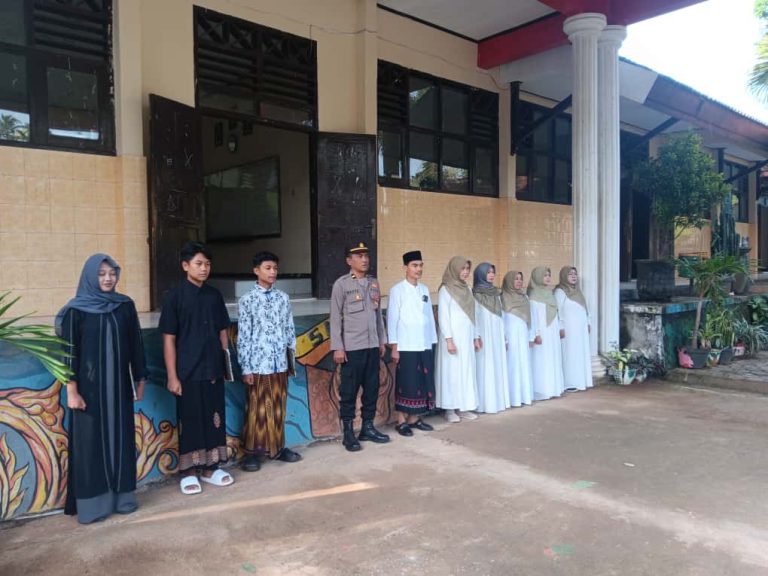 WAKAPOLSEK PULUNG JADI PEMBINA UPACARA DI SMPN 3 PULUNG, AJAK SISWA BIJAK BER-MEDSOS DAN DEKLARASI ANTI BULLYING