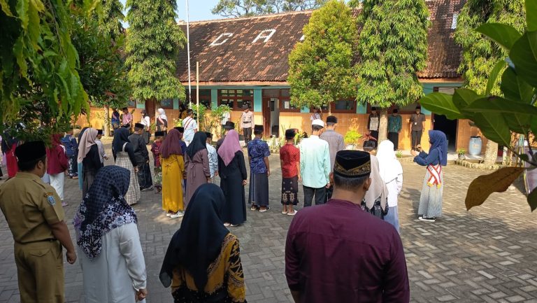 Waka Polsek Ngebel Jadi Pembina Upacara di SMPN 2 Satap Ngebel, Ajak Pelajar Bijak Bermedia Sosial dan Tolak Narkoba