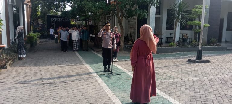 Upacara Pengibaran Bendera Merah Putih Bertempat Di SMK N 1 Slahung