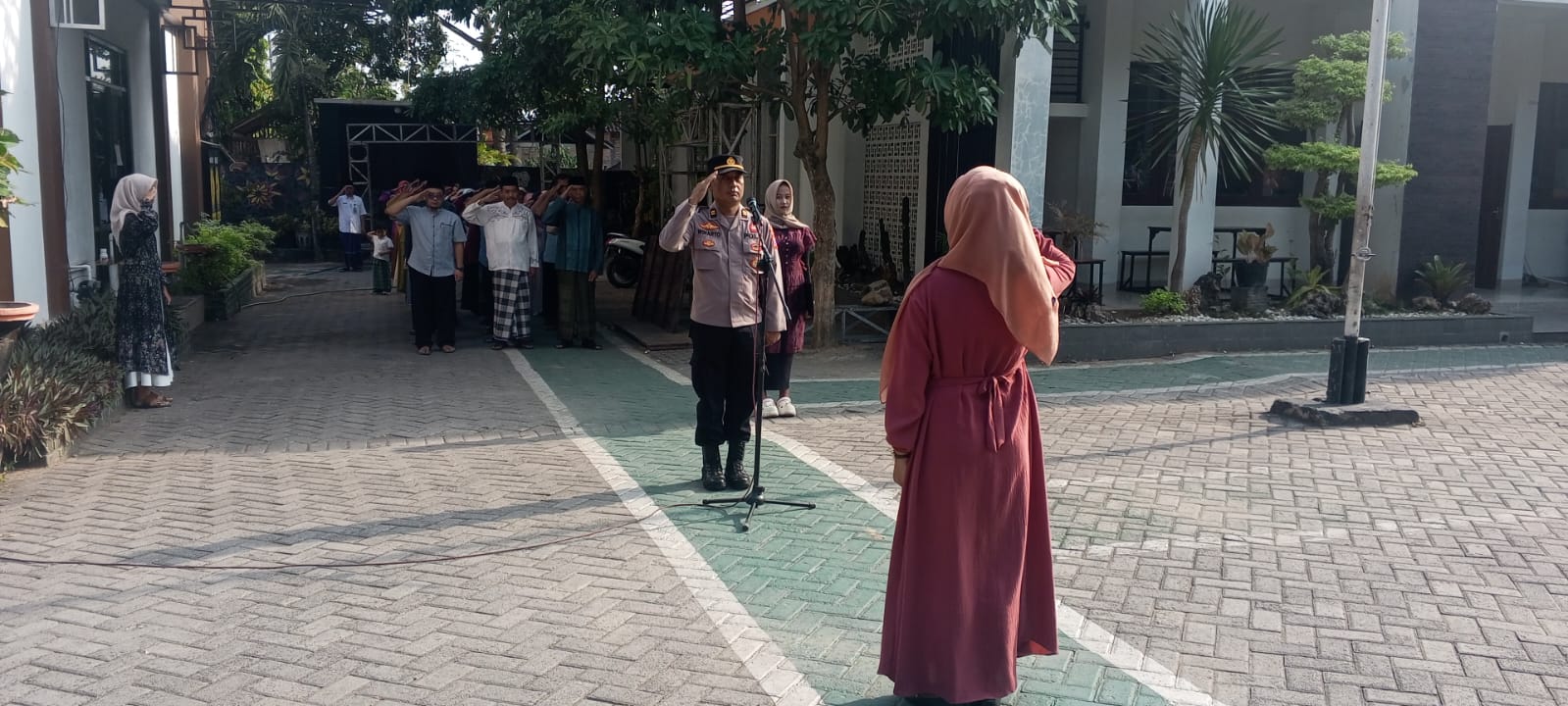 Upacara Pengibaran Bendera Merah Putih Bertempat Di SMK N 1 Slahung