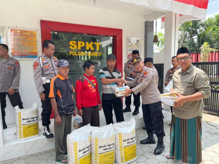KAPOLSEK SAMBIT BERSAMA BPP SERAHKAN BIBIT JAGUNG HIBRIDA “BHAYANGKARA” KEPADA PETANI